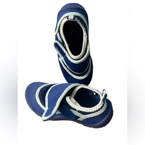 The Children’s placeToddler boys’ size 9/10 water shoes, great cond.—esp treads.